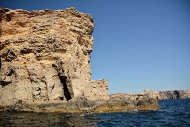 Cominotto Adası'nda mağaralar ile yüksek cilfs