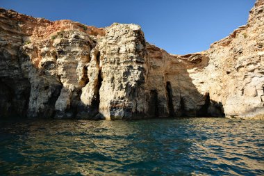 Cominotto Adası'nda mağaralar ile yüksek cilfs