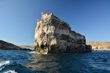 Cominotto Adası'nda mağaralar ile yüksek cilfs
