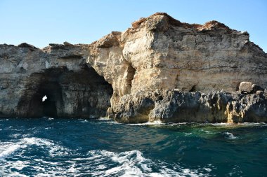 Cominotto Adası'nda mağaralar ile yüksek cilfs