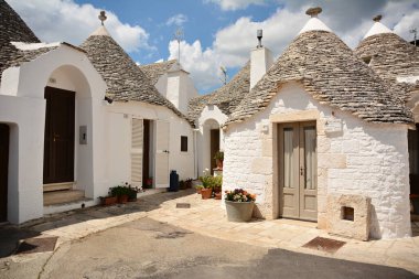 Alberobello - İtalya 'nın güneyindeki Apulia' da küçük bir kasaba. Beyaz duvarları ve taş çatıları olan eşsiz trullo binaları ile ünlüdür; UNESCO Dünya Mirasları listesinde. 