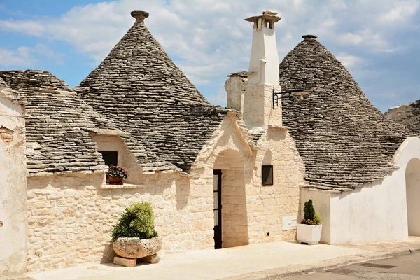 Alberobello - İtalya 'nın güneyindeki Apulia' da küçük bir kasaba. Beyaz duvarları ve taş çatıları olan eşsiz trullo binaları ile ünlüdür; UNESCO Dünya Mirasları listesinde. 