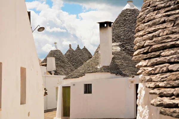 Alberobello - İtalya 'nın güneyindeki Apulia' da küçük bir kasaba. Beyaz duvarları ve taş çatıları olan eşsiz trullo evleri ile ünlüdür; UNESCO Dünya Mirasları listesinde. 