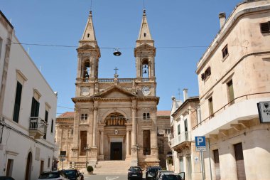 İtalya, 1 Mayıs 2019 - Alberobello 'daki Aziz Cosmas ve Damian Bazilikası, eşsiz trulli binalarıyla ünlü şehir.