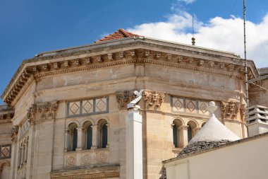 Alberobello 'daki Aziz Cosmas ve Damian Bazilikası, eşsiz Trulli binalarıyla ünlü..