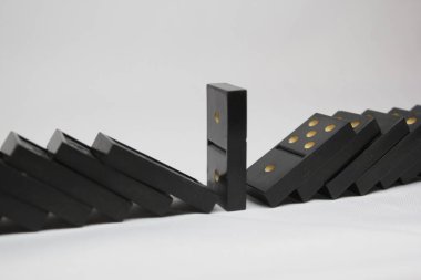 Beyaz arkaplanda Domino oyunu