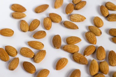  Beyaz arka planda, fındık badem avuç