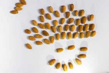 badem beyaz zemin üzerine avuç yüzünden, fındık