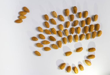  badem beyaz zemin üzerine avuç yüzünden, fındık