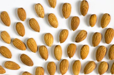  Beyaz arka planda, fındık badem avuç