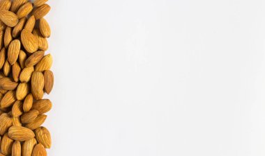 Badem beyaz zemin üzerine avuç çerçevesinden. fındık