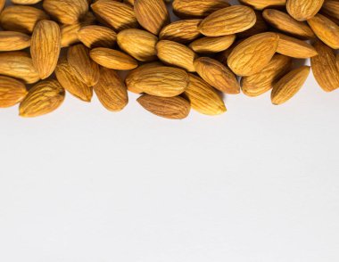 Badem beyaz zemin üzerine avuç çerçevesinden. fındık