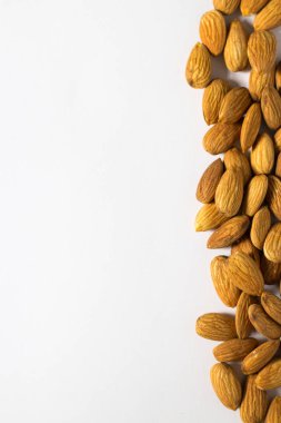 Badem beyaz zemin üzerine avuç çerçevesinden. fındık