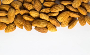 Badem beyaz zemin üzerine avuç çerçevesinden. fındık