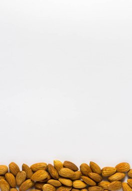 Badem beyaz zemin üzerine avuç çerçevesinden. fındık