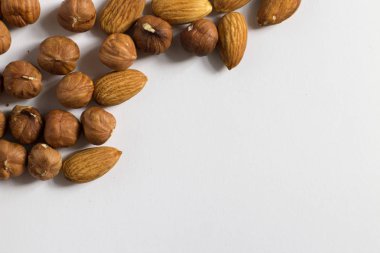 avuç fındık beyaz bir arka plan, badem ve fındık