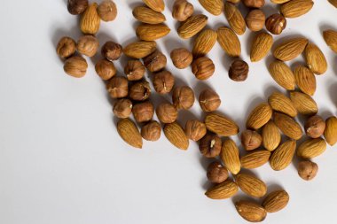 avuç fındık beyaz bir arka plan, badem ve fındık