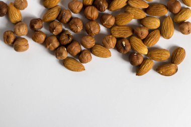 avuç fındık beyaz bir arka plan, badem ve fındık