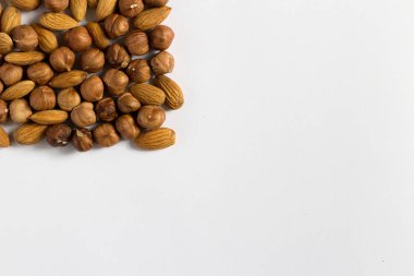 avuç fındık beyaz bir arka plan, badem ve fındık