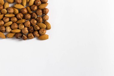 avuç fındık beyaz bir arka plan, badem ve fındık