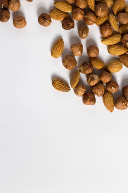 avuç fındık beyaz bir arka plan, badem ve fındık