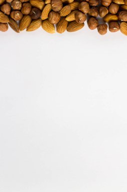 avuç fındık beyaz bir arka plan, badem ve fındık