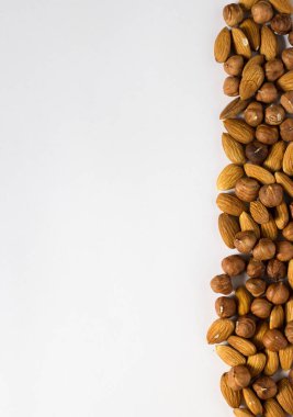 avuç fındık beyaz bir arka plan, badem ve fındık