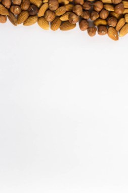 avuç fındık beyaz bir arka plan, badem ve fındık