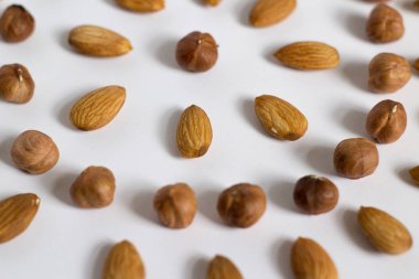 avuç fındık beyaz bir arka plan, badem ve fındık