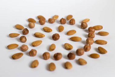 avuç fındık beyaz bir arka plan, badem ve fındık