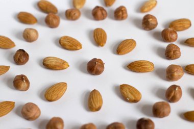 avuç fındık beyaz bir arka plan, badem ve fındık