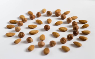 avuç fındık beyaz bir arka plan, badem ve fındık