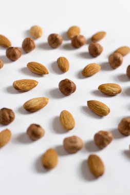avuç fındık beyaz bir arka plan, badem ve fındık