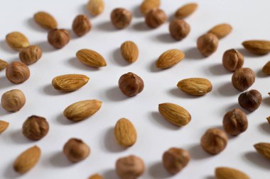 avuç fındık beyaz bir arka plan, badem ve fındık