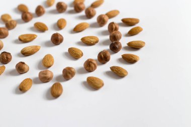 avuç fındık beyaz bir arka plan, badem ve fındık