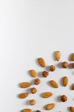 avuç fındık beyaz bir arka plan, badem ve fındık