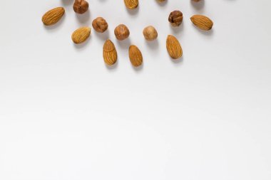avuç fındık beyaz bir arka plan, badem ve fındık