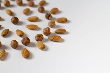 avuç fındık beyaz bir arka plan, badem ve fındık
