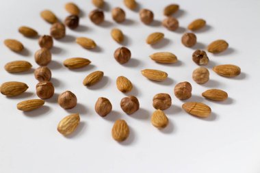 avuç fındık beyaz bir arka plan, badem ve fındık