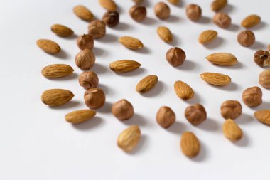 avuç fındık beyaz bir arka plan, badem ve fındık