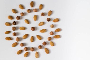 avuç fındık beyaz bir arka plan, badem ve fındık