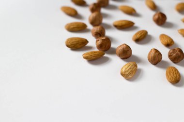 avuç fındık beyaz bir arka plan, badem ve fındık