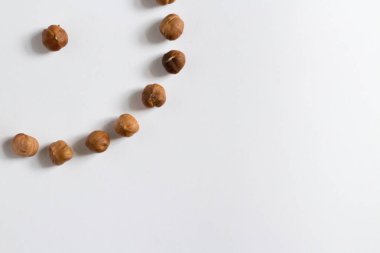 avuç fındık beyaz bir arka plan, badem ve fındık