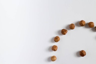 avuç fındık beyaz bir arka plan, badem ve fındık