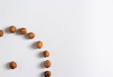 avuç fındık beyaz bir arka plan, badem ve fındık