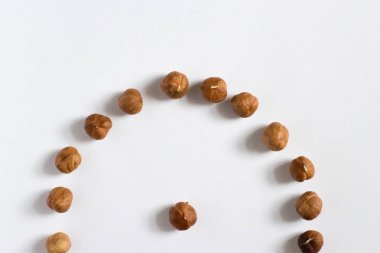 avuç fındık beyaz bir arka plan, badem ve fındık