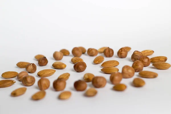 Segenggam Kacang Pada Latar Belakang Putih Almond Dan Hazelnut — Stok Foto
