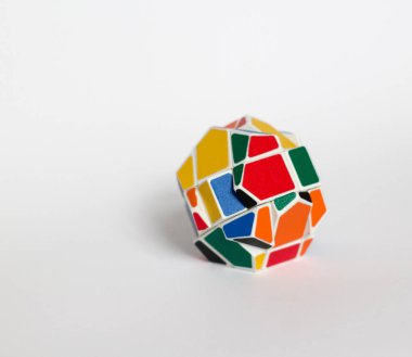 Çok renkli sıradışı bulmaca, beyaz bir arka plan üzerinde garip şekil rubik küpü