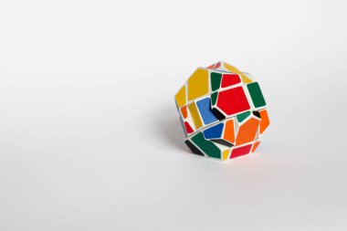 Çok renkli sıradışı bulmaca, beyaz bir arka plan üzerinde garip şekil rubik küpü