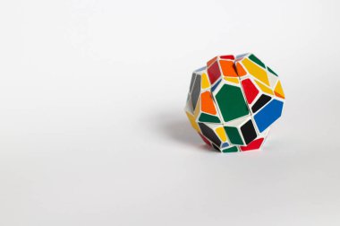 Çok renkli sıradışı bulmaca, beyaz bir arka plan üzerinde garip şekil rubik küpü